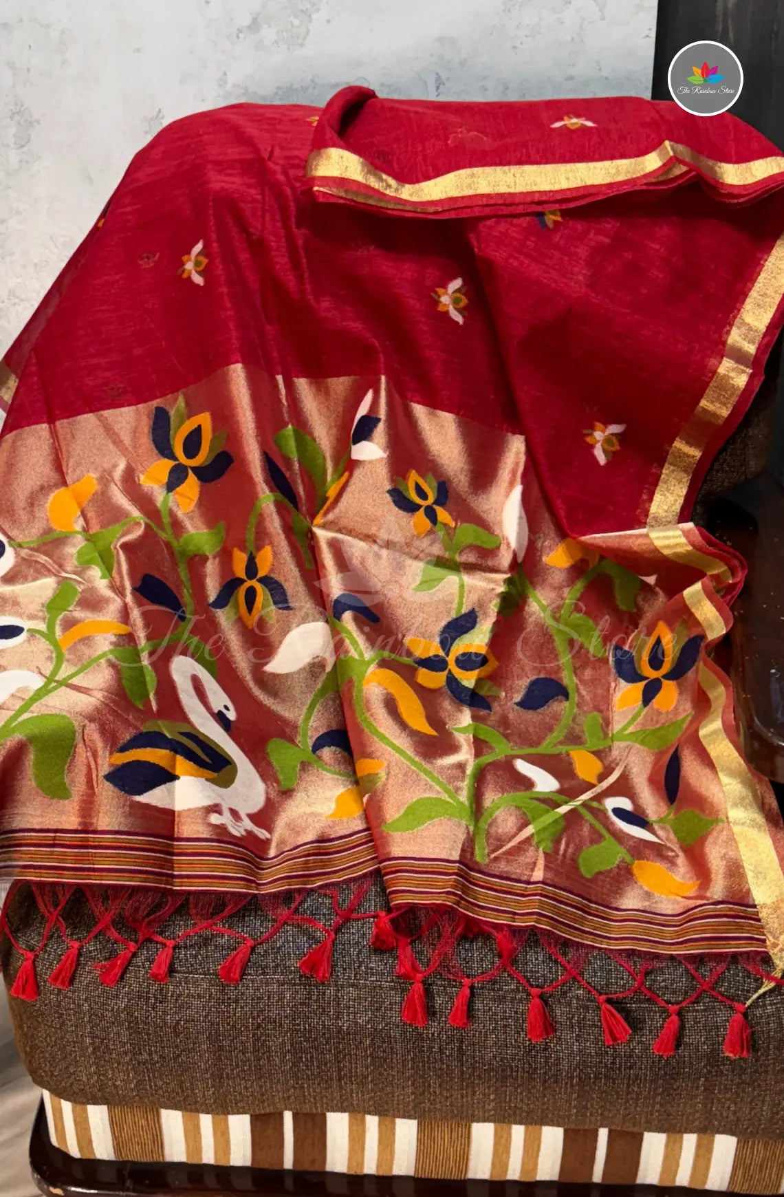 Elegant Lenin Saree with Lotus Motifs - Red